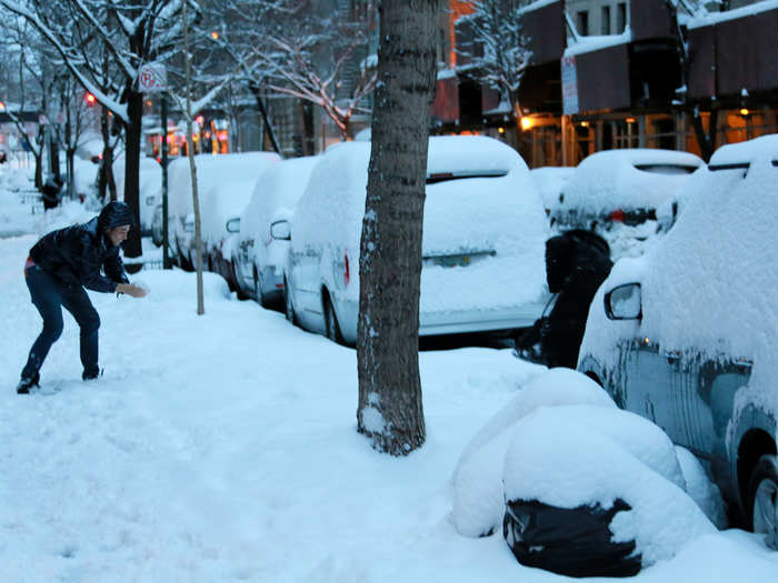 Manhattan Is Covered In Nearly A Foot Of Snow Photos