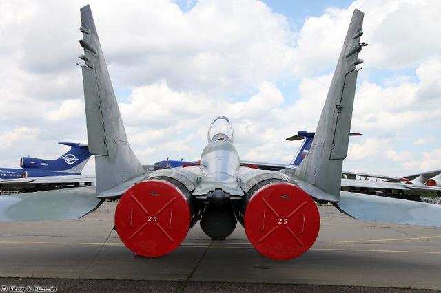 The first pictures of the MiG-29SMT in Syria showed one of the Fulcrums carrying two KAB-500 bombs.