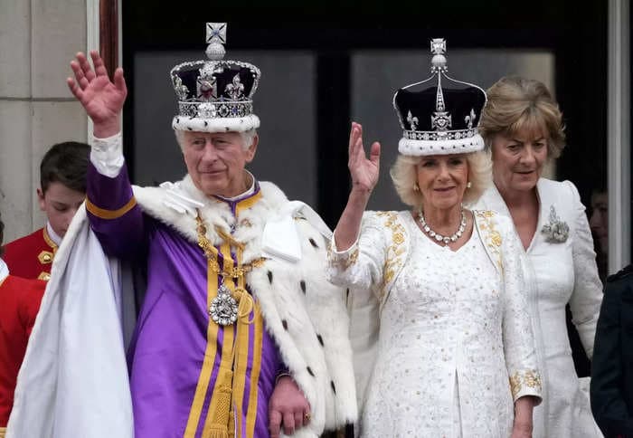 The royal family appears on the Buckingham Palace balcony &mdash; with Prince Harry noticeably missing
