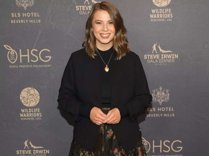 Bindi Irwin honored her father Steve Irwin by wearing his portrait on a necklace for a red carpet