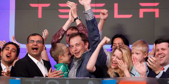 Elon Musk is giving Tesla shareholders reason for bullishness after his big Twitter announcement