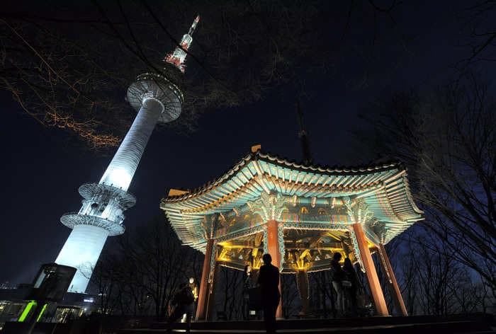 A New York couple who sheltered 10 South Korean tourists from a blizzard got a 10-day, all-expenses paid tour of Seoul as a reward