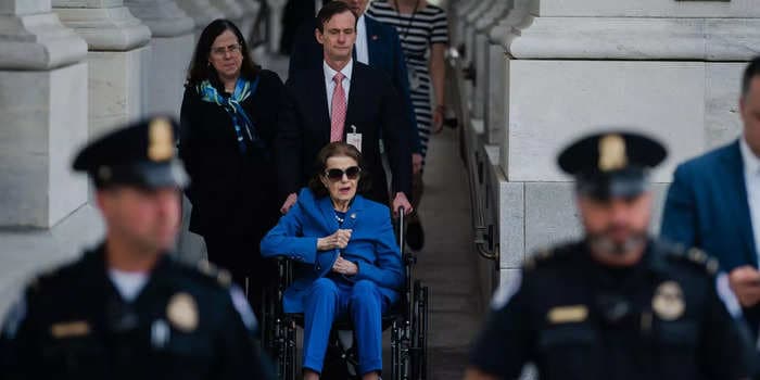 Capitol Police are trying to block journalists from taking pictures of Dianne Feinstein, photographer says