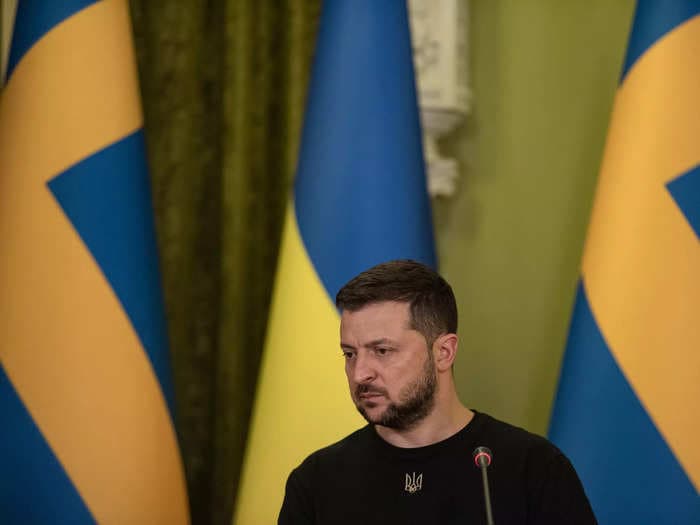 Zelenskyy says Ukraine is ready for its counteroffensive but warns that 'a large number of soldiers will die'