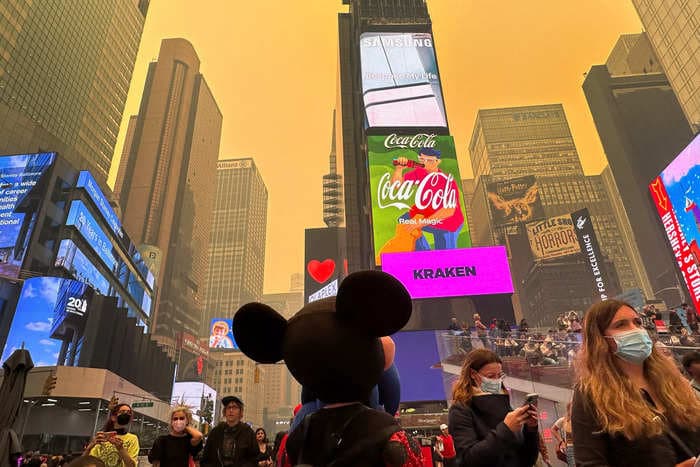 Timelapse EarthCam video shows wildfire smoke engulfing New York City skyline 