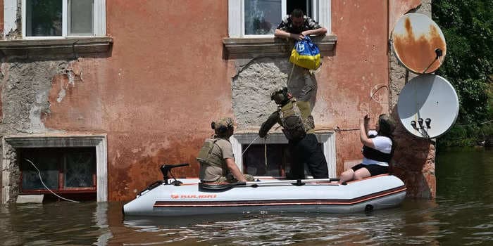 Floods from the wrecked dam in Ukraine forced Russia to withdraw 6 miles and lose fortifications in 12 settlements, experts say