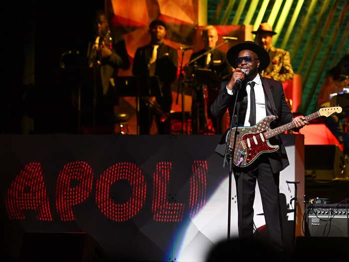 Diddy's private jet troubles kept him from collecting his award at the Apollo Gala &mdash; but he still stole the show with a $250,000 donation