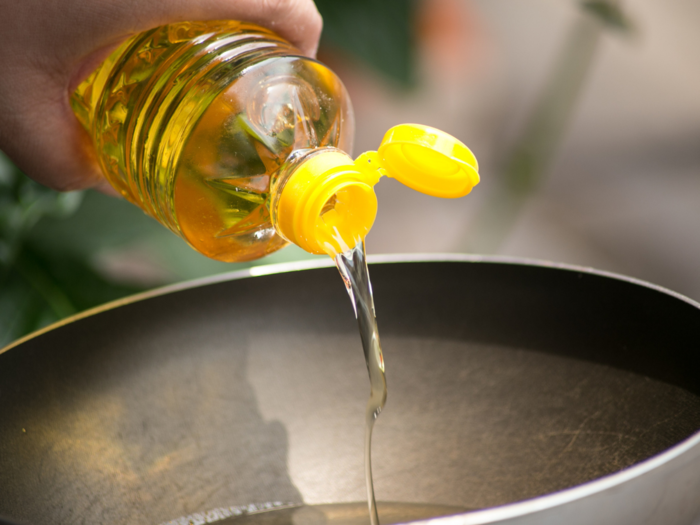 Govt cuts import duty on refined soybean & sunflower oils to 12.5%