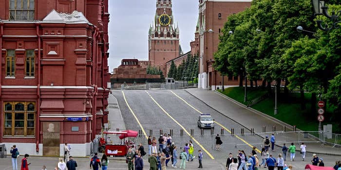 Moscow residents ordered to stay home from work on Monday as Wagner mercenaries march on the Russian capital