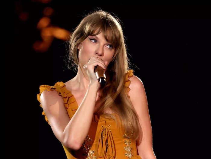 Taylor Swift told fans not to 'defend' her against anyone she dated as a teen before singing 'Dear John' for the first time in 11 years
