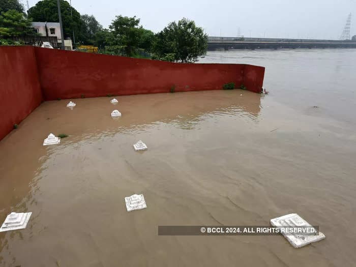 ITO, Rajghat areas flooded;Kejriwal directs officials to seek help of Army, NDRF