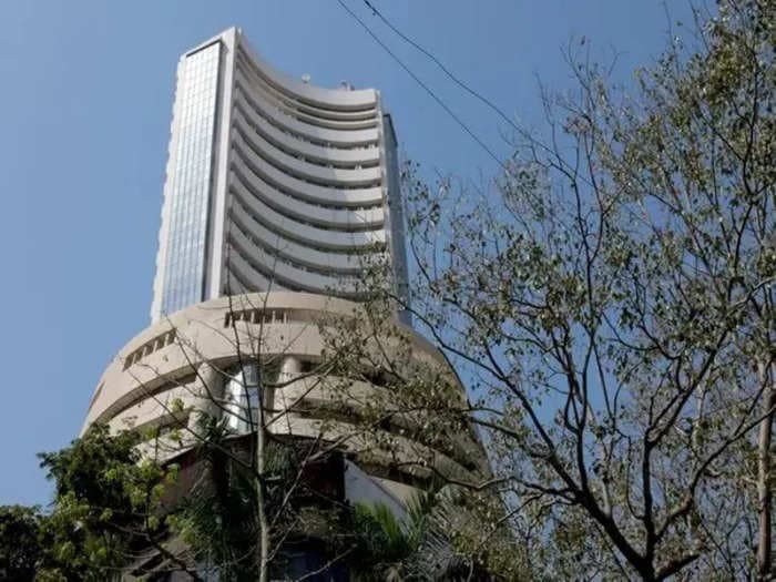 Dalal Street trades flat as Kotak, RIL drag