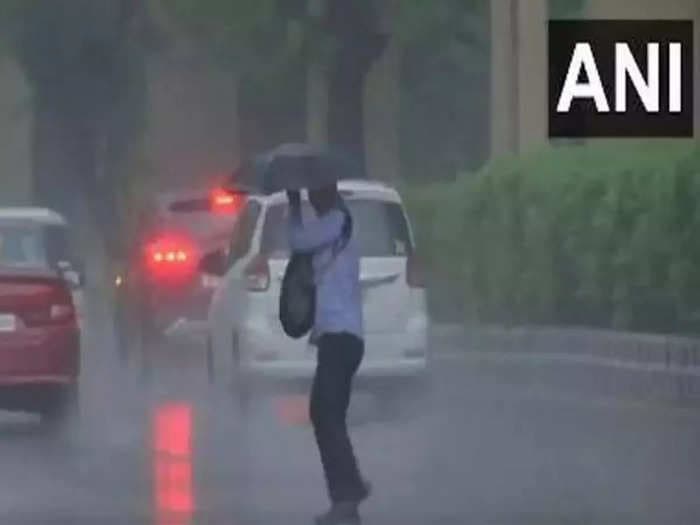 Heavy rain lashes parts of Delhi; more rains likely