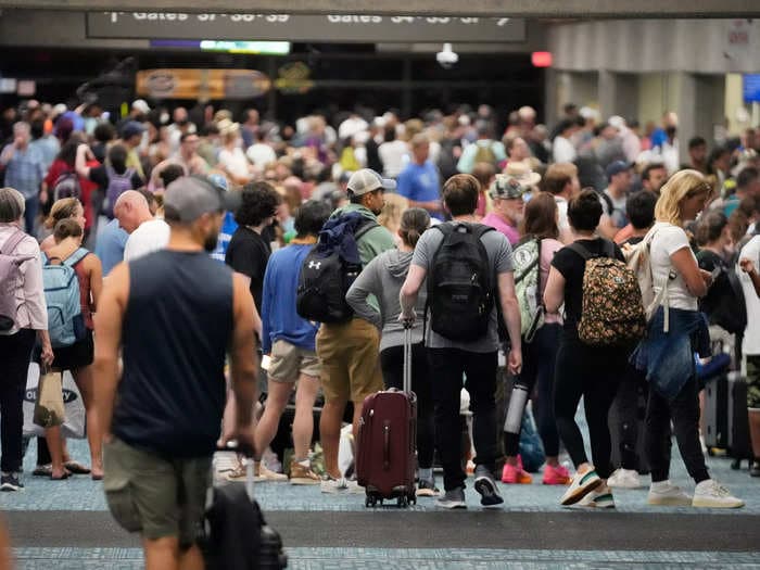 A United Airlines pilot on vacation in Hawaii volunteered to fly a plane from Maui to mainland US to help 330 people escape the fire