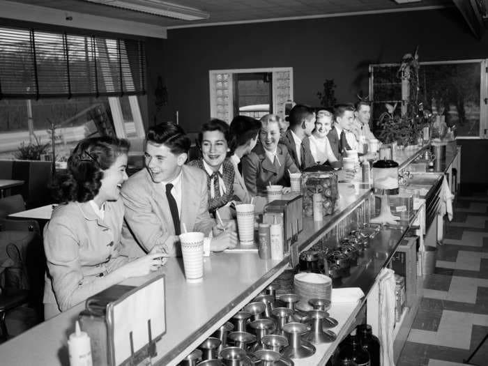 Vintage photos show what it was like to eat at a diner in the 1950s