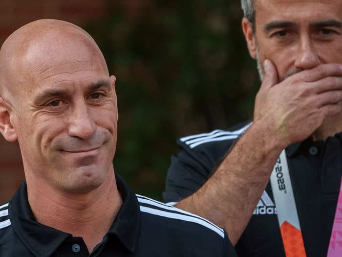 Watch as a crowd of mostly men, including coaches, applaud Spain's Luis Rubiales after he refuses to resign for forcibly kissing a female player