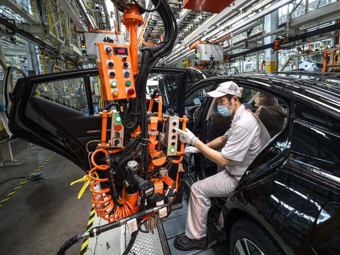 China's economic woes mount as manufacturing continues to shrink