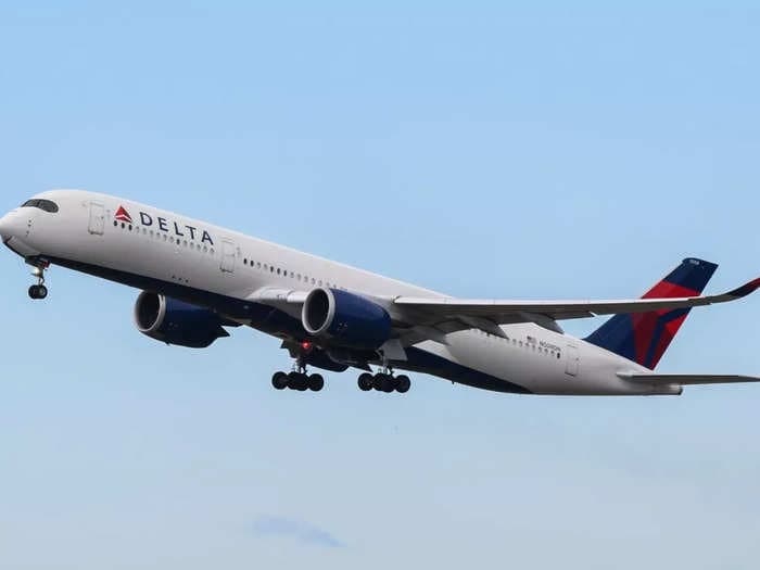 A Delta passenger faced ridicule for explosive diarrhea that caused the plane to turn around. Now people are rushing to their defense.