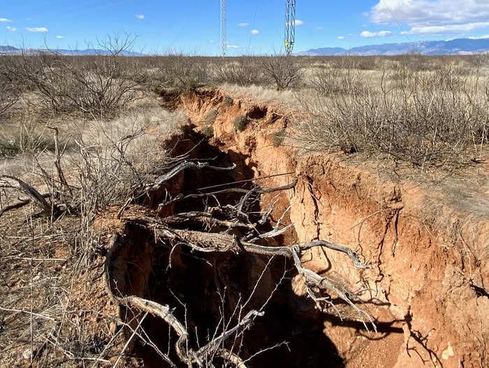 The US has pumped so much groundwater that it's literally splitting the ground open across the American Southwest