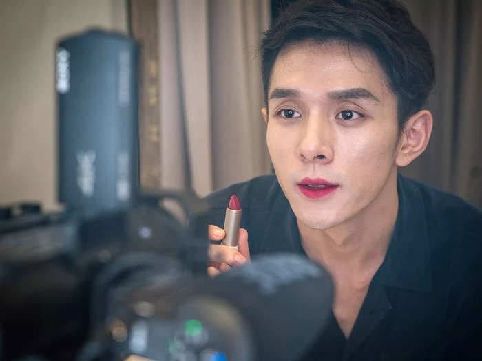 An online exchange between China's 'Lipstick King' and a viewer over the affordability of an $11 beauty item shows just how messed up the country's economy is
