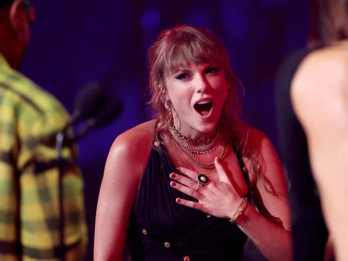 Taylor Swift appeared to lose the diamond on a ring worth $12,000 at the MTV VMAs and was seen scrambling to find it