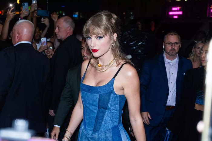 Taylor Swift firmly told the paparazzi to 'back up' in a video after she left the VMAs