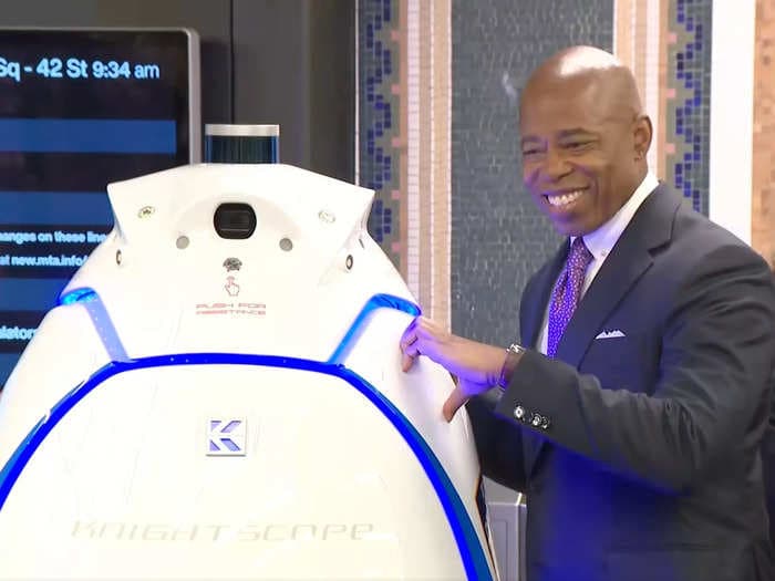 People are poking fun at NYC Mayor Eric Adams for trying to make a heart sign with the city's new armless patrol robot