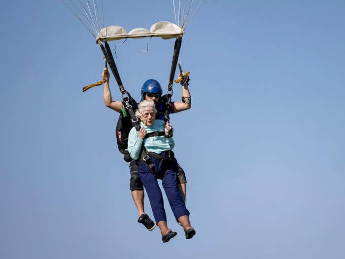 104-year-old woman becomes world's oldest skydiver, dies a week later