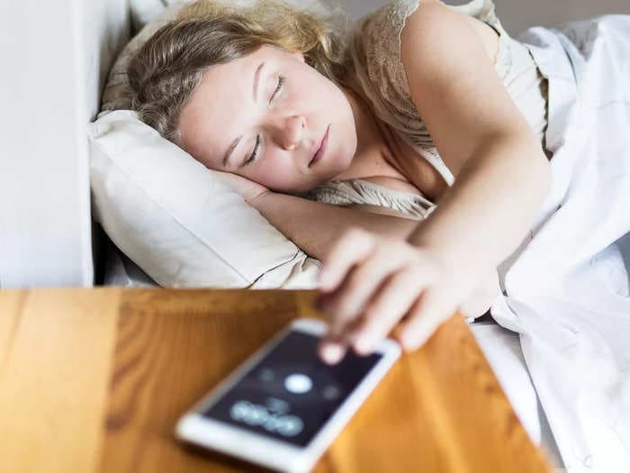 It's okay to hit the snooze button. A new study shows it isn't bad for you and may even help you feel more alert.