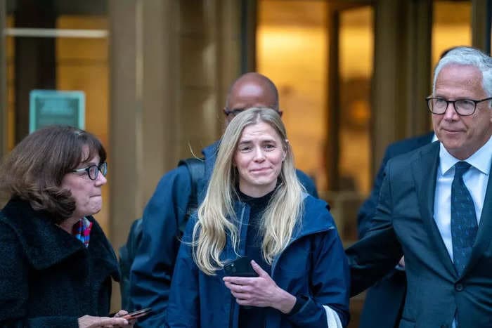 Robert De Niro's ex-assistant worked till 2 a.m. for the star and was so stressed she was 'skeletal,' mother testifies 