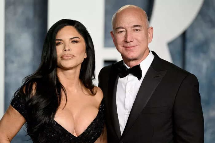 Lauren Sanchez says she was crying and holding Jeff Bezos' mother during Blue Origin's first manned spaceflight