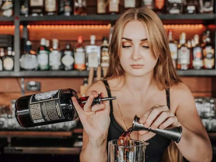 I was a bartender for almost a decade. Here are the techniques I used to land bigger tips — and the people I tried to avoid serving.