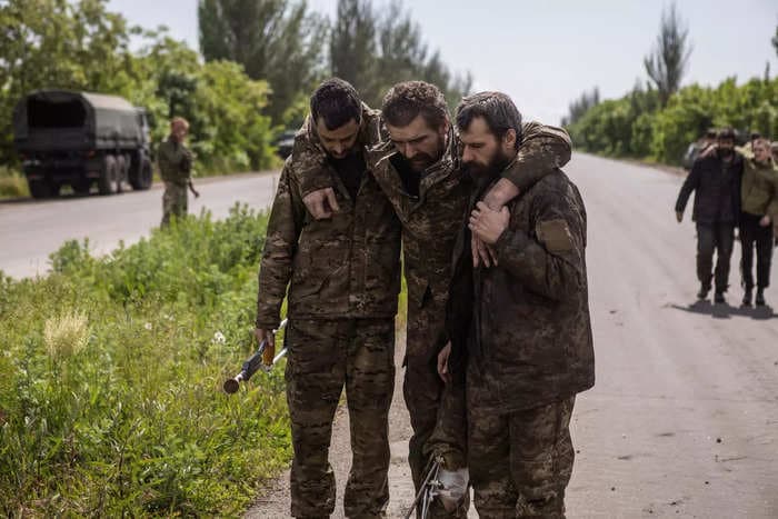 Video from Ukraine appears to show Russians using Ukrainian POWs as human shields while attacking