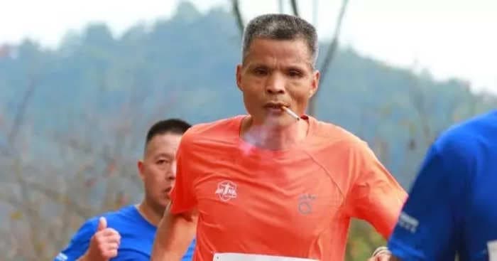 A Chinese man who chain-smoked his way through a marathon was disqualified for smoking on the course