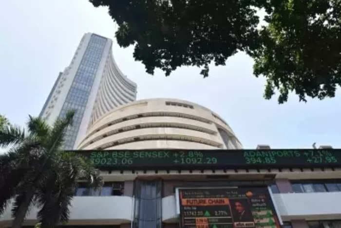 Nifty, Sensex hold firm on buying in IT stocks