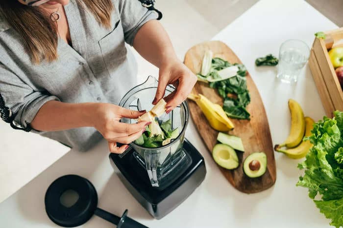 Your daily smoothie could be making you gain weight. Here's how to make one for fat loss, according to a nutritionist.  