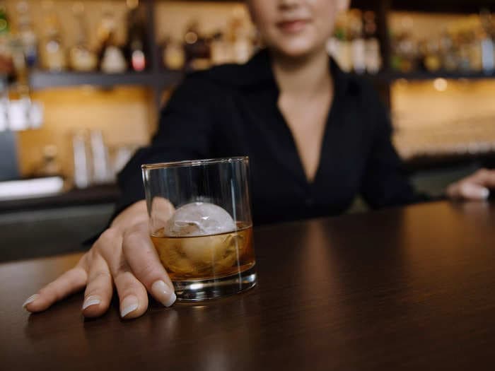 I'm a bartender and can spot red flags while you're on your date. Here are 5 things to keep an eye out for. 