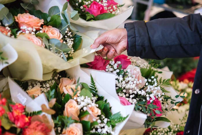 Florists share the 7 mistakes to avoid when buying someone flowers