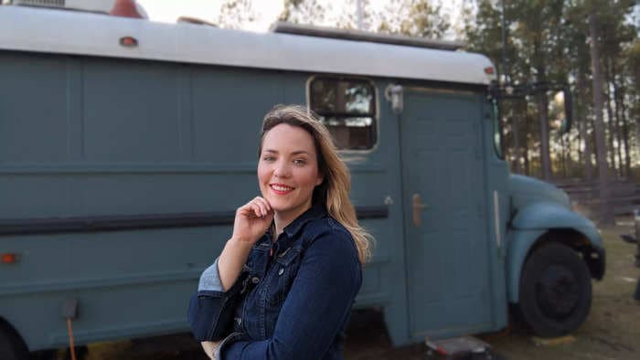 A millennial who quit her office job to live in a school bus explains what her lifestyle costs and how she makes 6 figures freelancing 