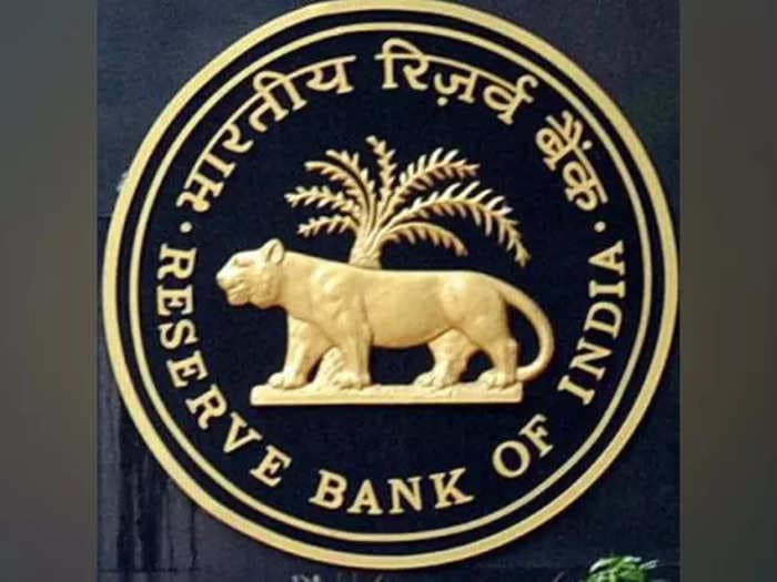 RBI directs card issuers to offer choice among card networks, bans restrictive agreements