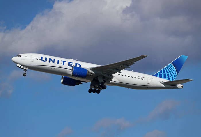 See the moment a United Airlines Boeing 777 loses a tire just after takeoff