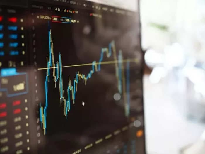 Markets face heavy fluctuations; settle lower taking downtrend to 4th day