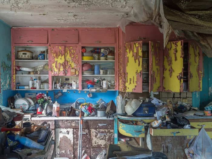A photographer's haunting images of America's abandoned homes look like they're frozen in time