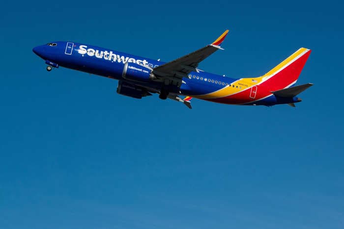A Southwest pilot nearly crashed his flight into the ocean: report      