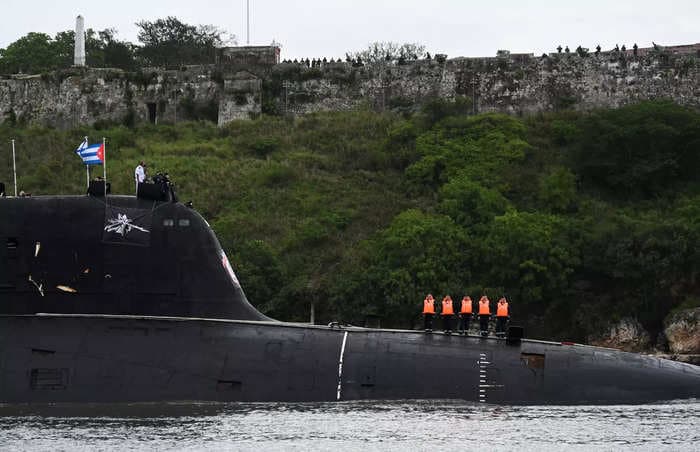 A Russian submarine that just left Cuba appears to be 'falling apart' with its soundproofing panels falling off, analyst says