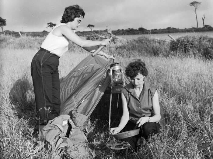 30 vintage photos of people camping show how different it used to be