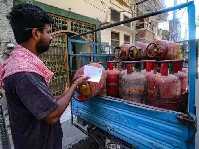 Oil marketing companies reduce prices of LPG commercial cylinders by ₹30