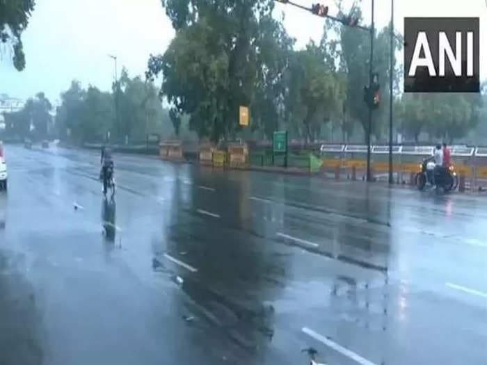 Rain lashes parts of Delhi, many areas report waterlogging