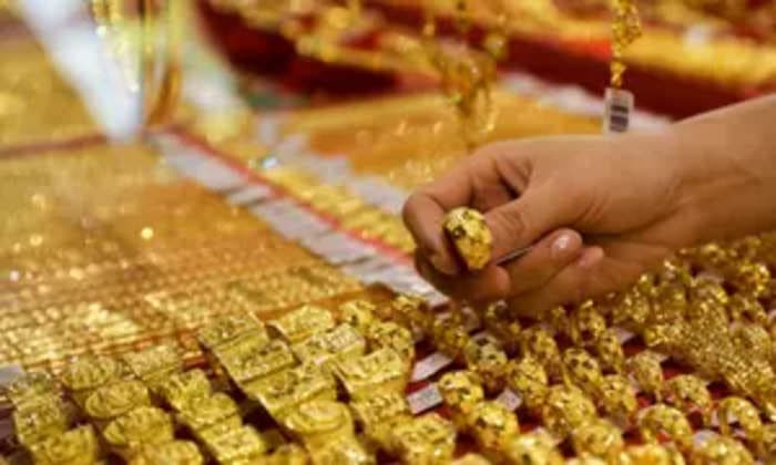 Gold prices drop by Rs 5,000/10gm post Budget; bring cheers to retail investors