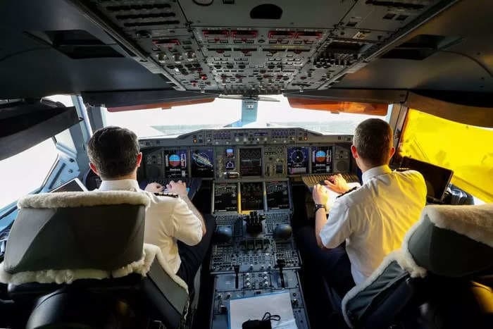 A first officer fainted during a flight to Lisbon. It's a reminder why commercial airplanes should always have 2 pilots.